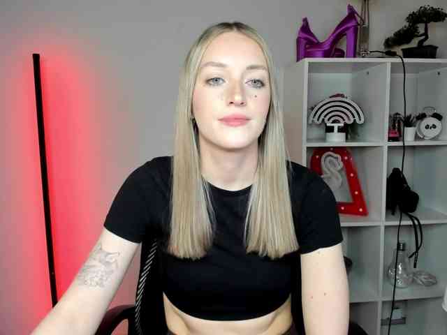 EvelynBlond26 webcam