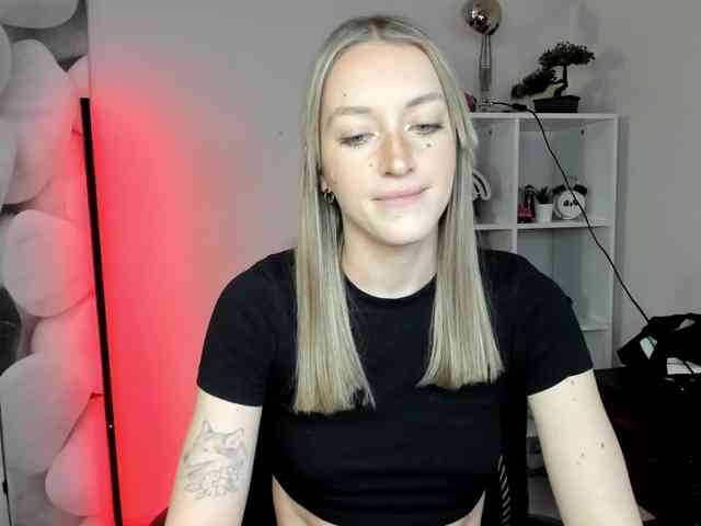 EvelynBlond26 webcam
