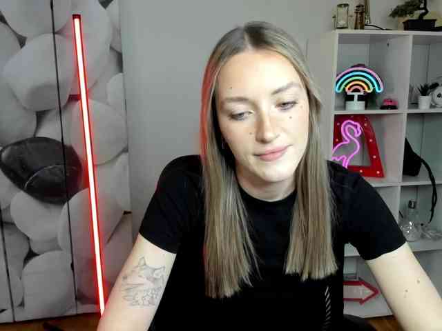 EvelynBlond26 webcam