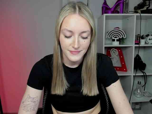 EvelynBlond26 webcam