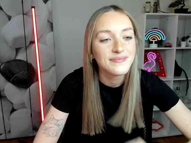 EvelynBlond26 webcam