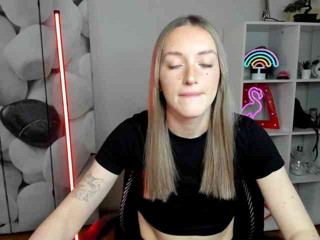 EvelynBlond26 webcam