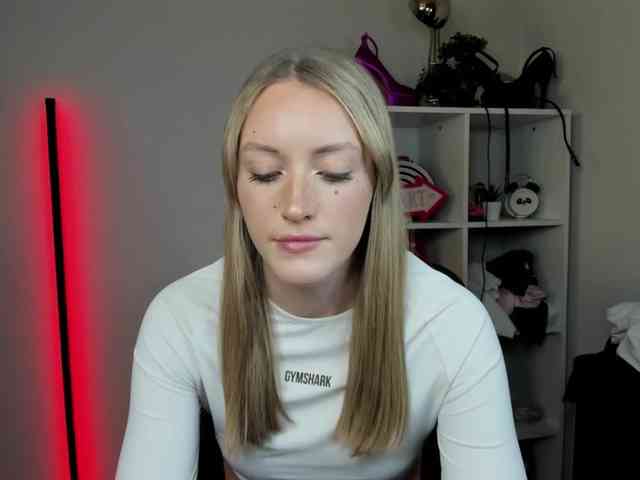 EvelynBlond26 webcam