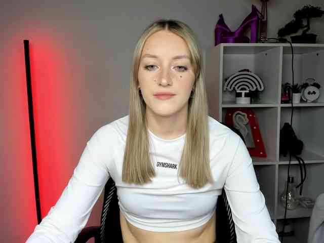 EvelynBlond26 webcam