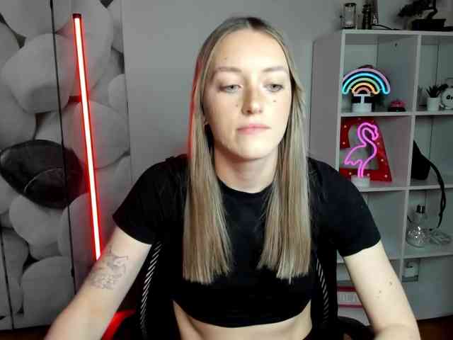 EvelynBlond26 webcam