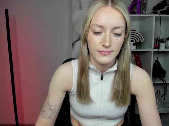 EvelynBlond26 webcam