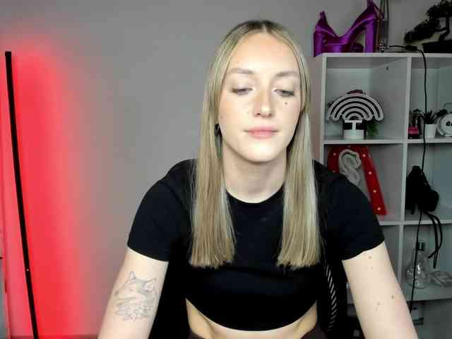 EvelynBlond26 webcam