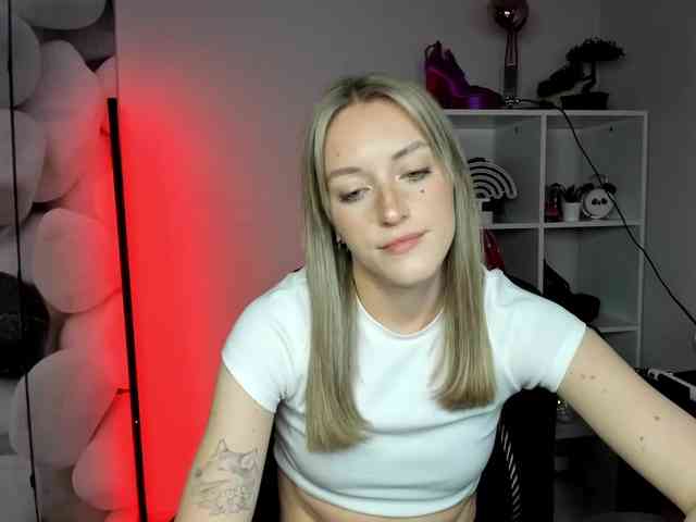 EvelynBlond26 webcam
