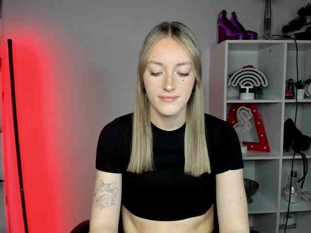 EvelynBlond26 webcam
