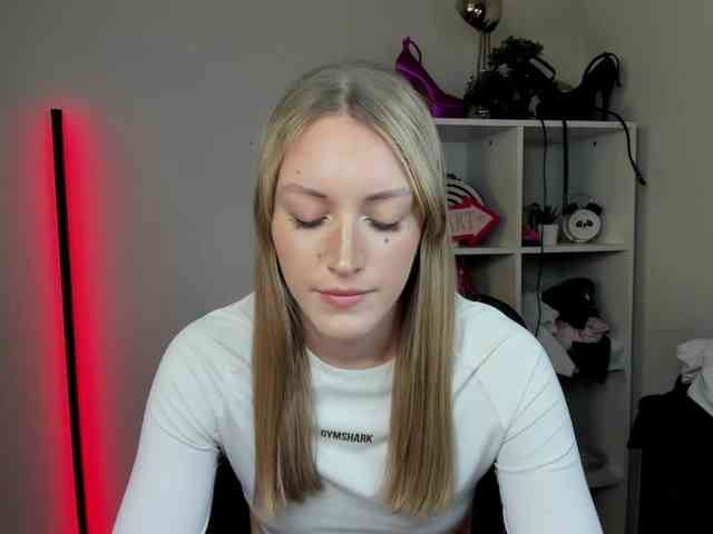 EvelynBlond26 webcam