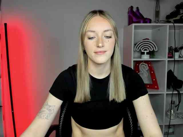 EvelynBlond26 webcam