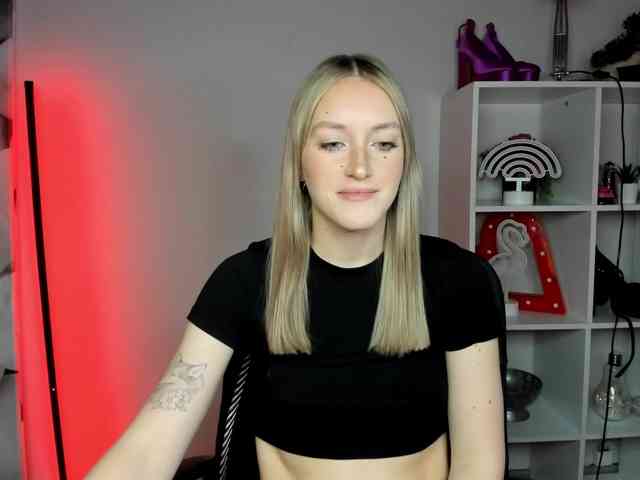 EvelynBlond26 webcam