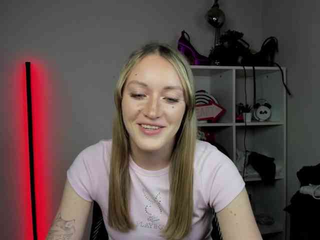 EvelynBlond26 webcam