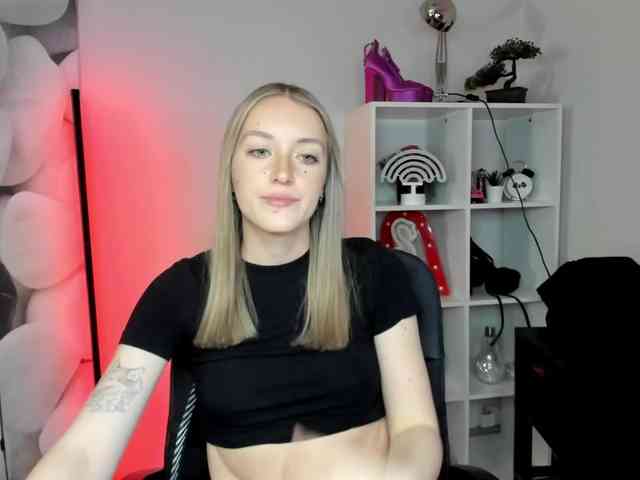EvelynBlond26 webcam