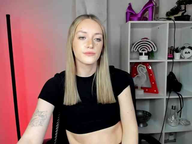 EvelynBlond26 webcam