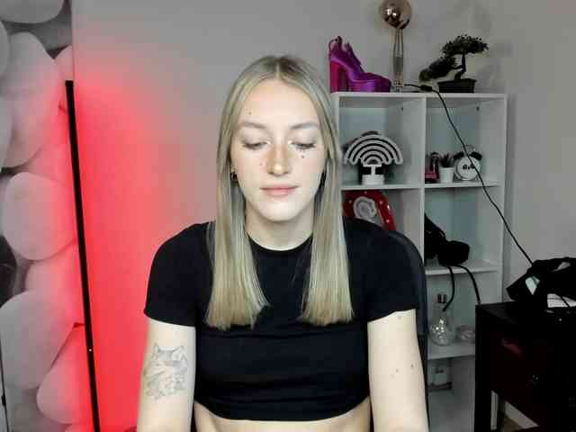 EvelynBlond26 webcam