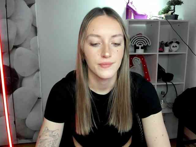 EvelynBlond26 webcam