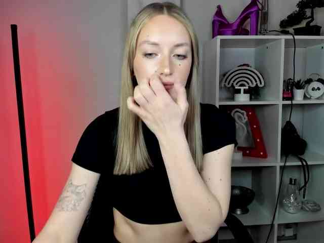 EvelynBlond26 webcam