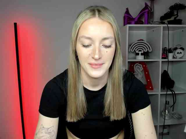 EvelynBlond26 webcam