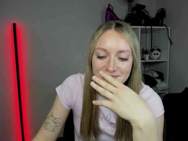 EvelynBlond26 webcam