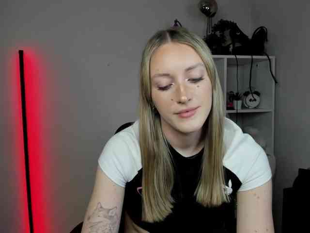 EvelynBlond26 webcam