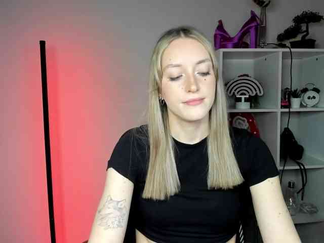 EvelynBlond26 webcam