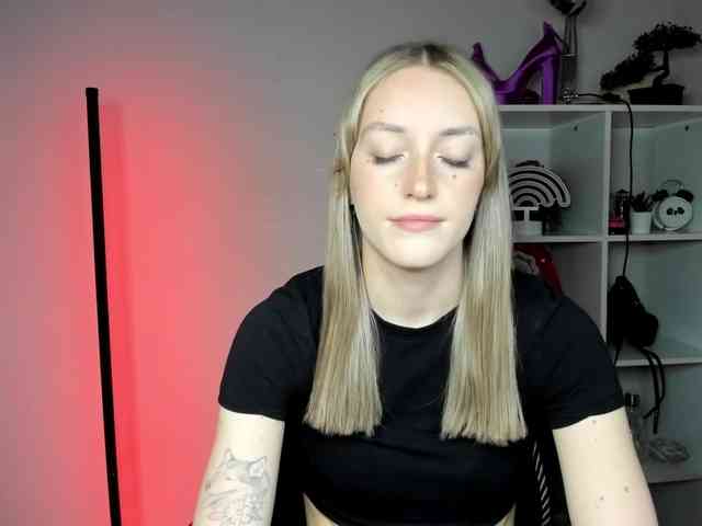 EvelynBlond26 webcam