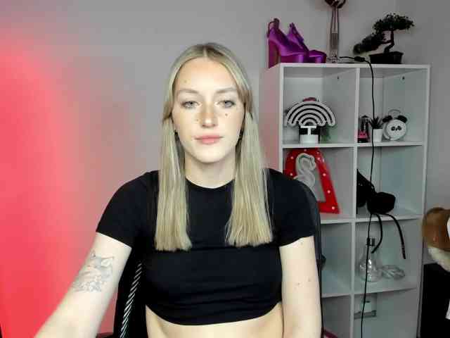 EvelynBlond26 webcam