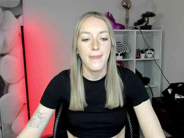 EvelynBlond26 webcam