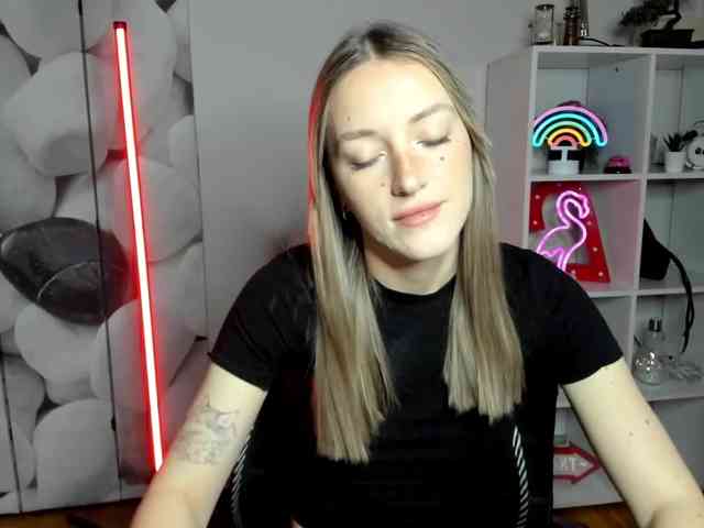 EvelynBlond26 webcam