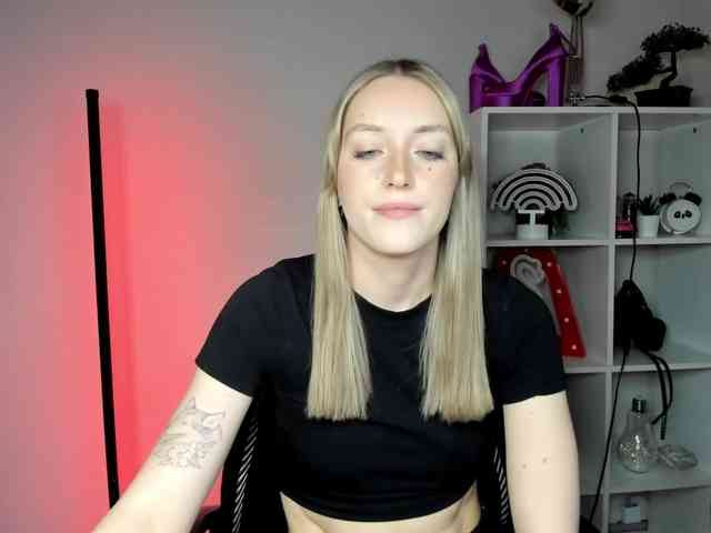EvelynBlond26 webcam
