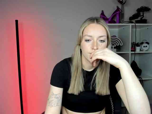 EvelynBlond26 webcam