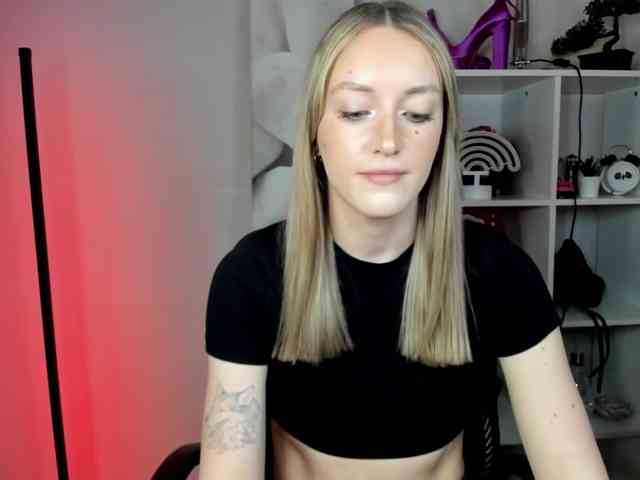 EvelynBlond26 webcam