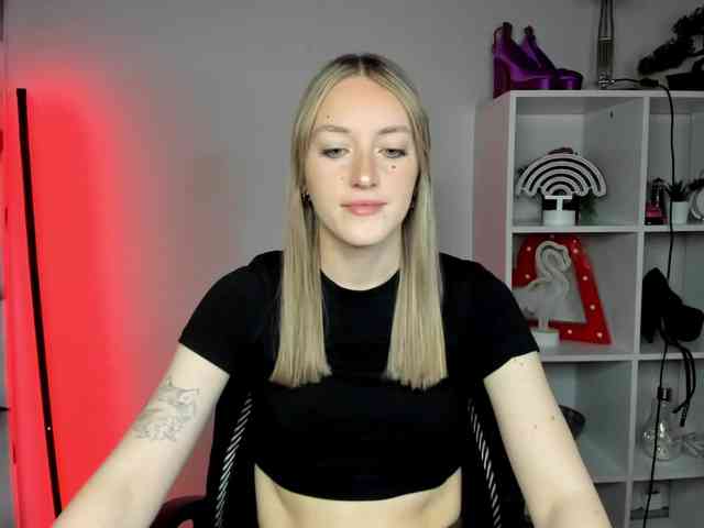 EvelynBlond26 webcam