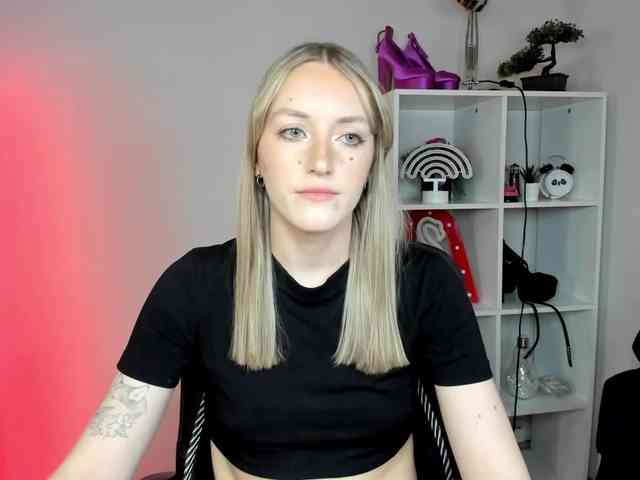 EvelynBlond26 webcam
