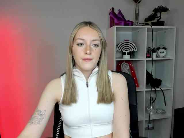 EvelynBlond26 webcam