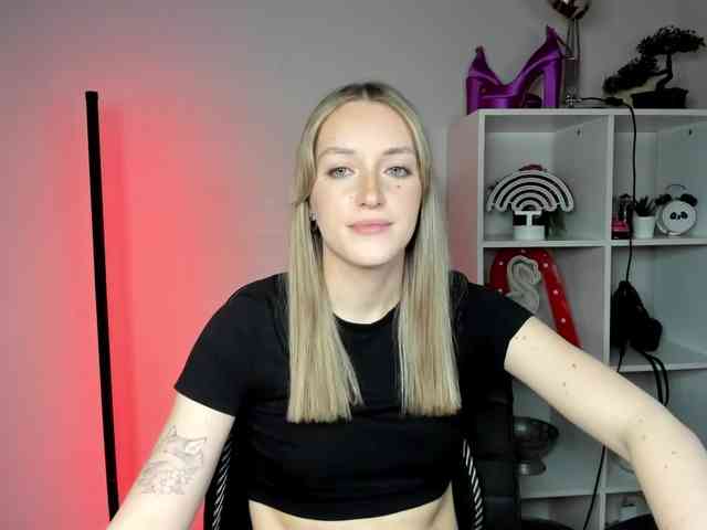 EvelynBlond26 webcam