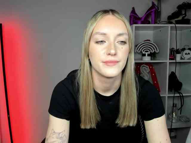 EvelynBlond26 webcam