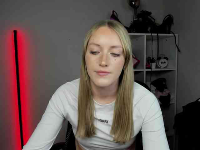 EvelynBlond26 webcam