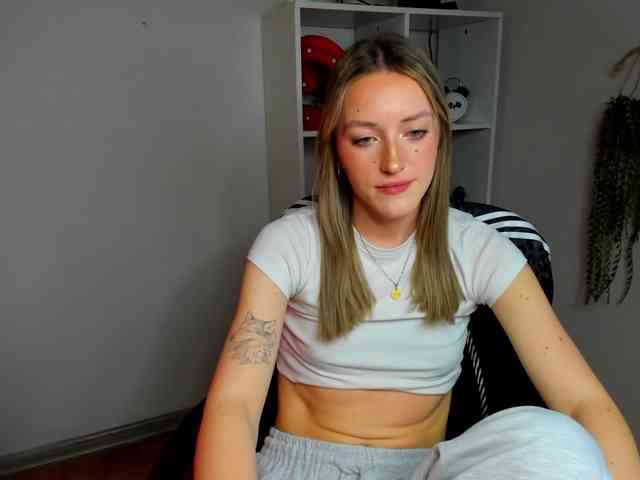EvelynBlond26 webcam