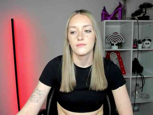 EvelynBlond26 webcam