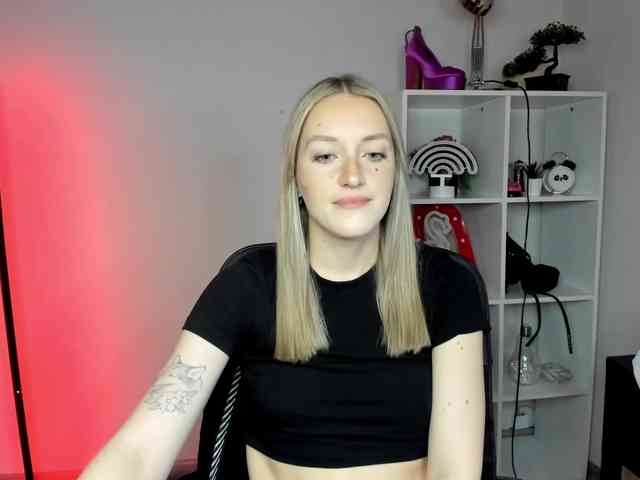 EvelynBlond26 webcam