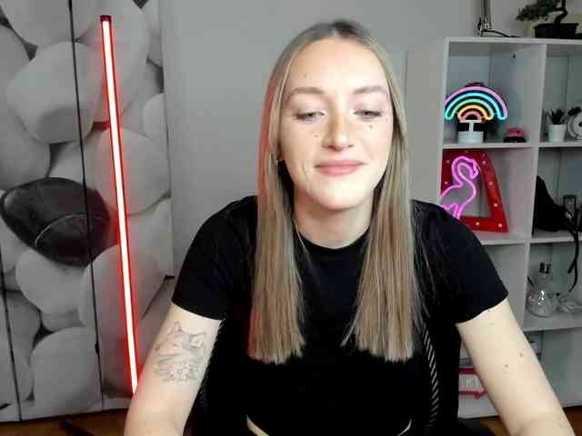 EvelynBlond26 webcam