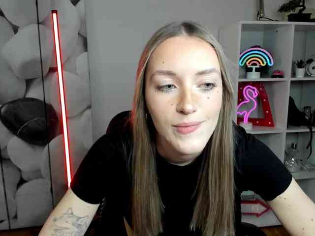 EvelynBlond26 webcam