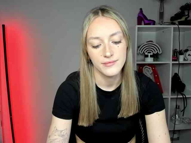 EvelynBlond26 webcam