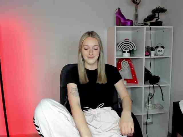 EvelynBlond26 webcam