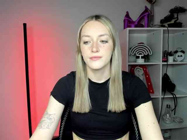 EvelynBlond26 webcam