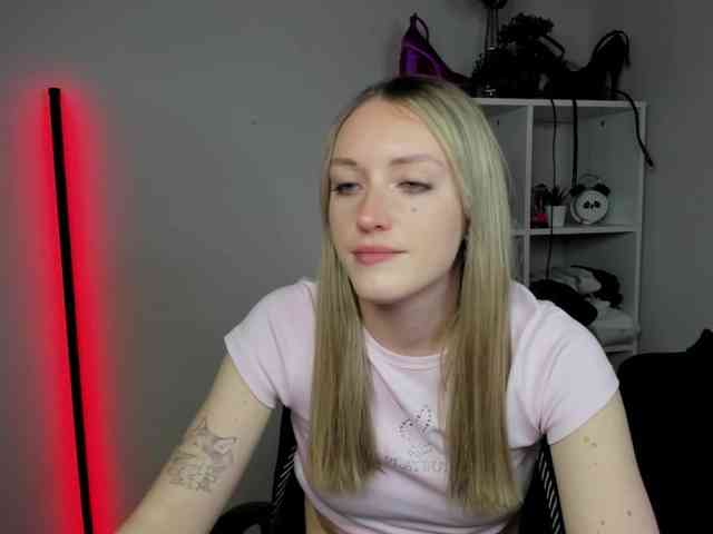 EvelynBlond26 webcam