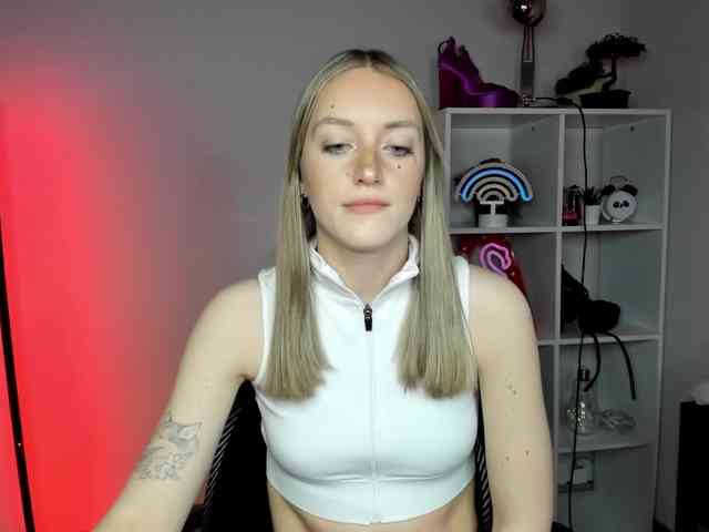 EvelynBlond26 webcam