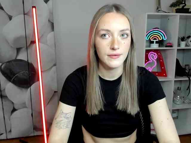 EvelynBlond26 webcam